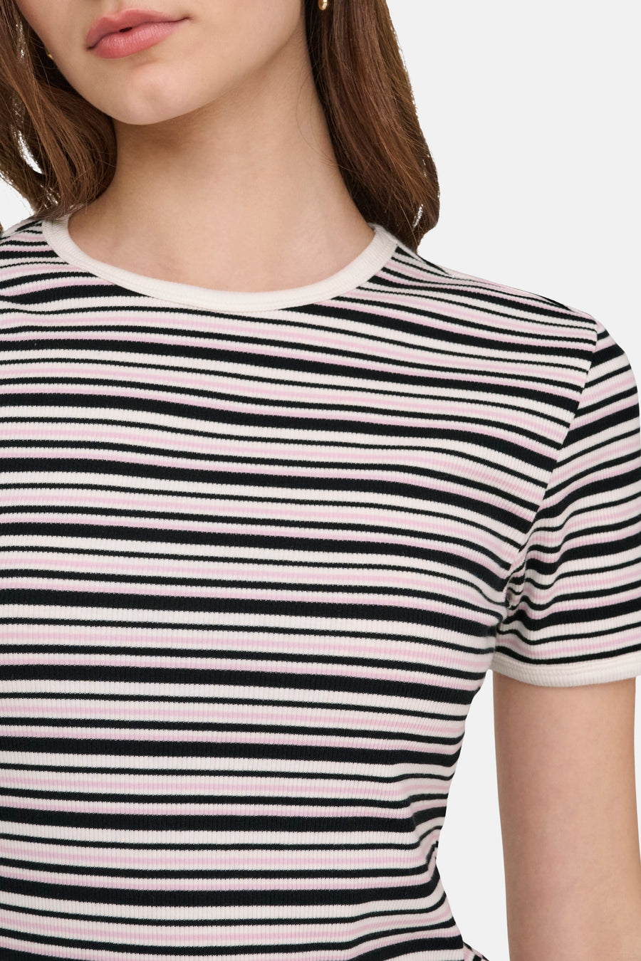 Multikleurig T-shirt met korte mouwen van JDY, met zwarte, witte en roze horizontale strepen, nauwsluitende pasvorm.