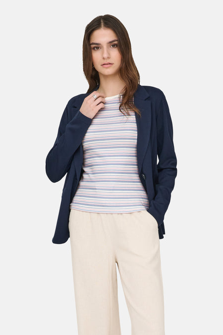 Multikleurig T-shirt met korte mouwen van JDY met gestreept patroon gedragen met een blazer en een beige broek.