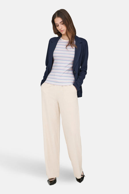 T-shirt à manches courtes multicolore de JDY avec motif rayé porté avec un blazer et un pantalon beige.
