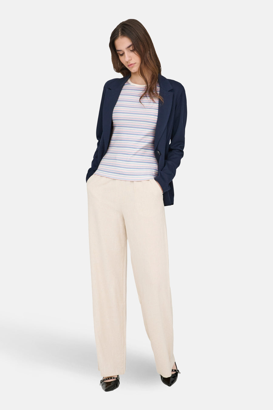 T-shirt à manches courtes multicolore de JDY avec motif rayé porté avec un blazer et un pantalon beige.
