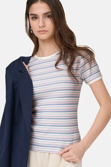 Multikleurig T-shirt met korte mouwen van JDY, roze en blauwe horizontale strepen, gedragen met een marineblauwe jas.