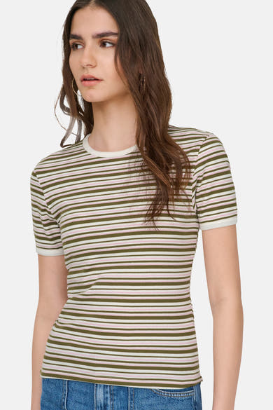 Multikleurig T-shirt met korte mouwen van JDY, gestreept in olijfgroen, roze en wit, gedragen met oorringen.