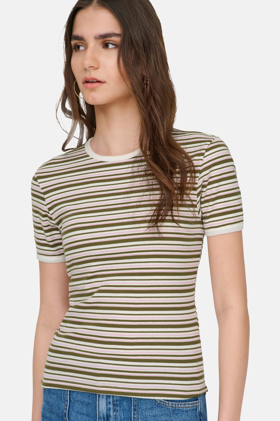 Multikleurig T-shirt met korte mouwen van JDY, gestreept in olijfgroen, roze en wit, gedragen met oorringen.