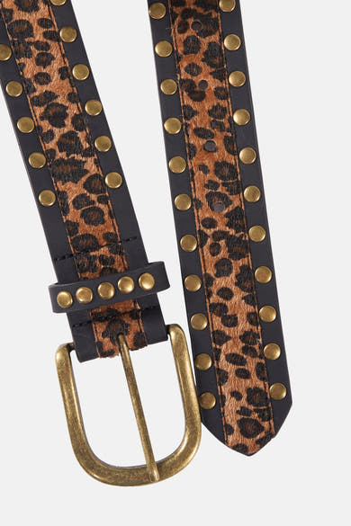 Ceinture multicolore de ONLY ornée d'un motif léopard, avec des détails cloutés dorés et une boucle en métal vieilli.

