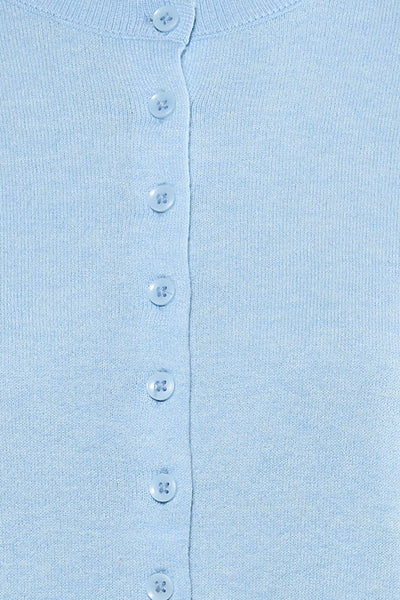 Cardigan bleu de JDY, en tricot fin avec une rangée de boutons assortis.