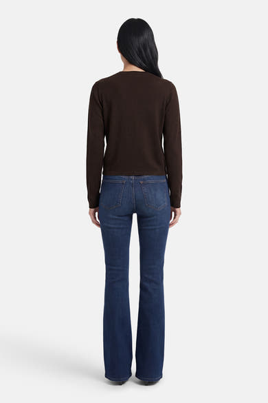 Bruine cardigan van JDY, gedragen met een donkerblauwe jeans.