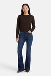Bruine cardigan, van JDY, gedragen met een donkerblauwe flared jeans en bruine naaldhakken.