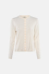 Beige cardigan van JDY, gedragen met een blauwe jeans en sportschoenen.