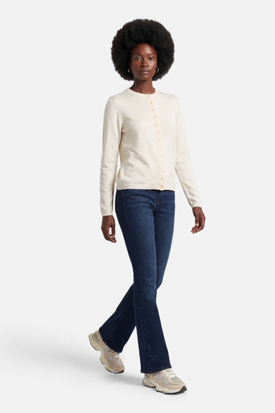 Cardigan beige de JDY, porté avec un jean bleu et des chaussures de sport.