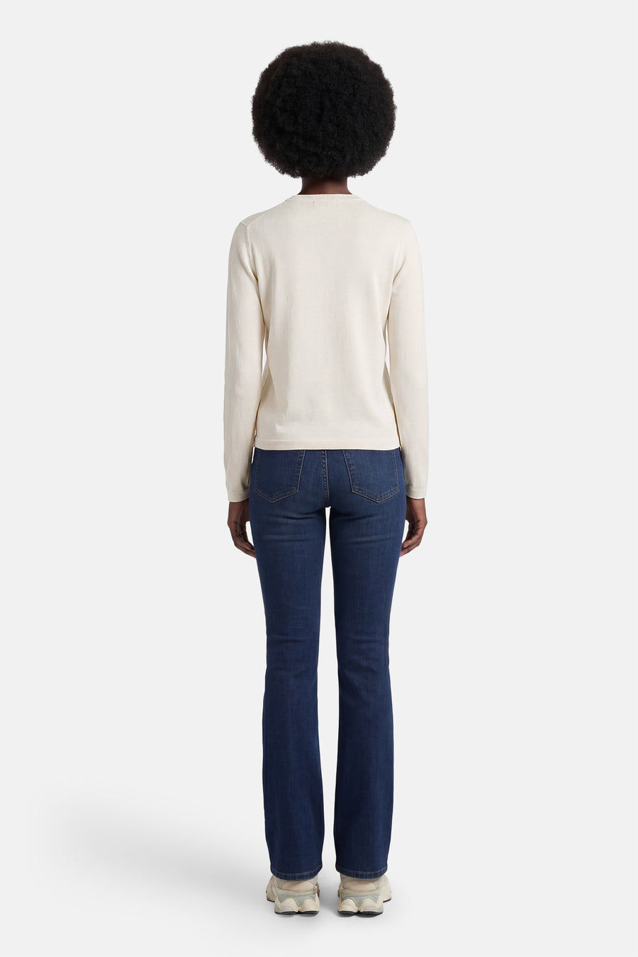 Beige cardigan van JDY, achterkant zichtbaar, gedragen met een blauwe jeans en beige sneakers.