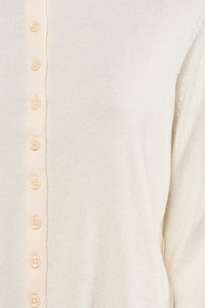 Cardigan beige de JDY avec une texture tricotée et une rangée de boutons ton sur ton.