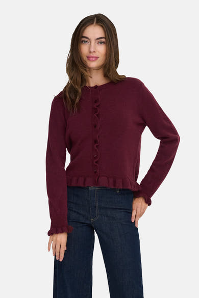 Bordeaux gebreid vest met fijne structuur van JDY, met knopen en ruchesdetails, gedragen met een high-waist jeans.