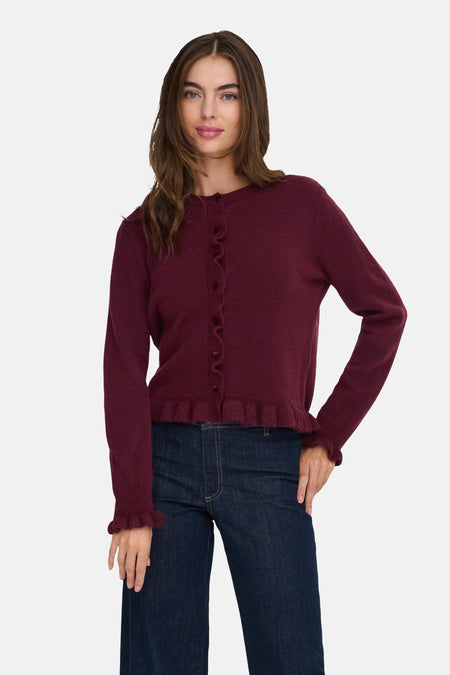 Bordeaux gebreid vest met fijne structuur van JDY, met knopen en ruchesdetails, gedragen met een high-waist jeans.
