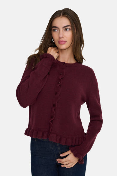 Bordeaux vest met knopen van JDY, met ruchesafwerking en gedragen met een donkerblauwe jeans.