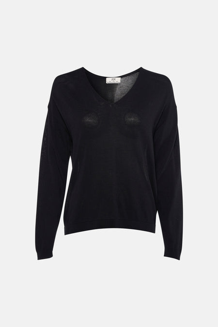 Pull noir à col en V de JDY, tricot fin et coupe décontractée sur fond neutre.
