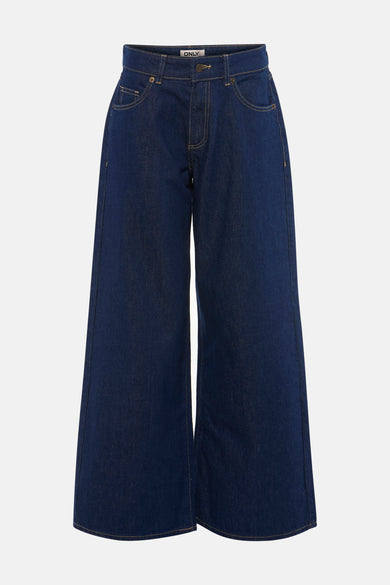 Middelblauwe wijde jeans van ONLY, gedragen met een mouwloze zwarte top en glanzende pumps.
