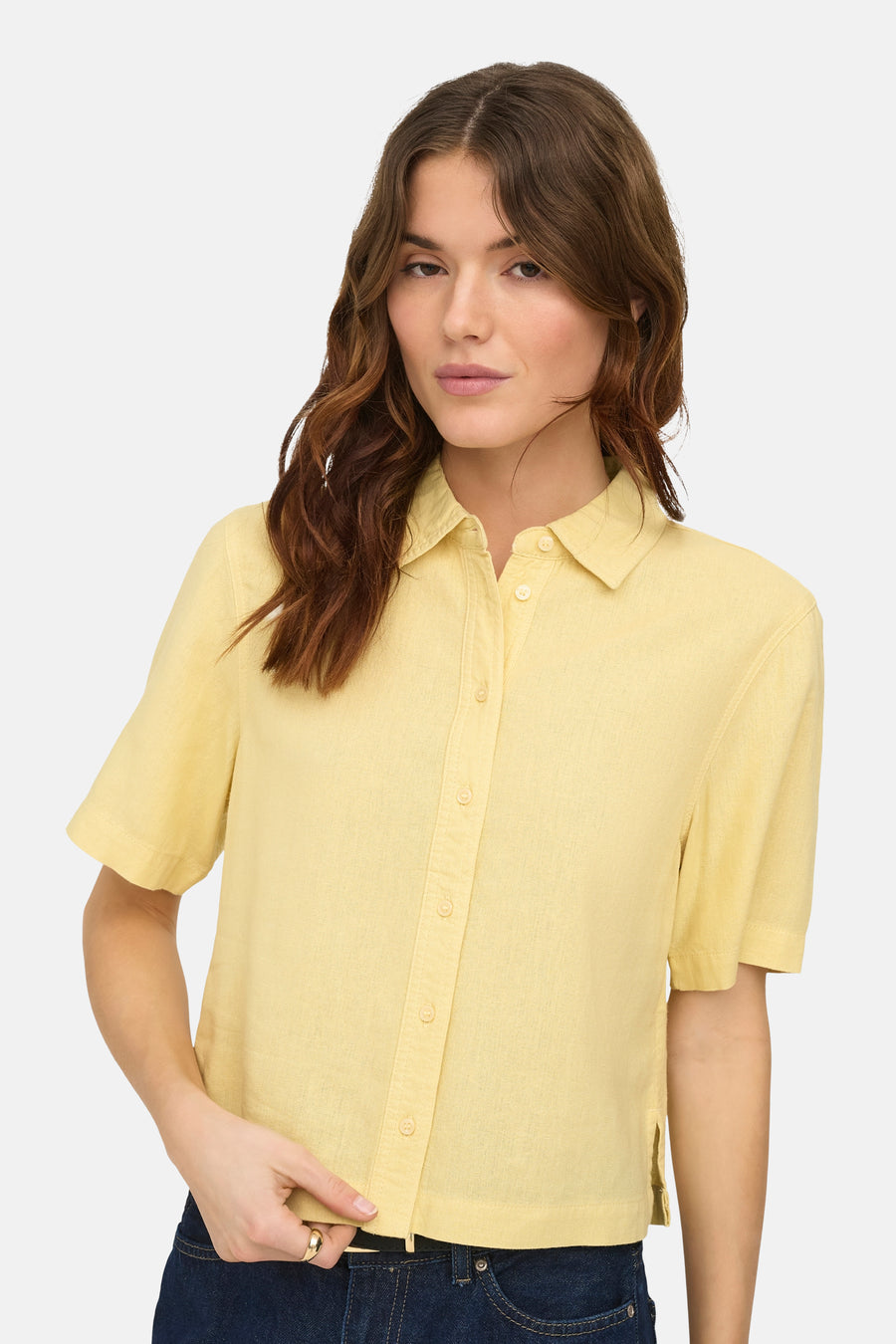 Chemisier jaune à manches courtes de ONLY, avec une texture subtile et un style décontracté.