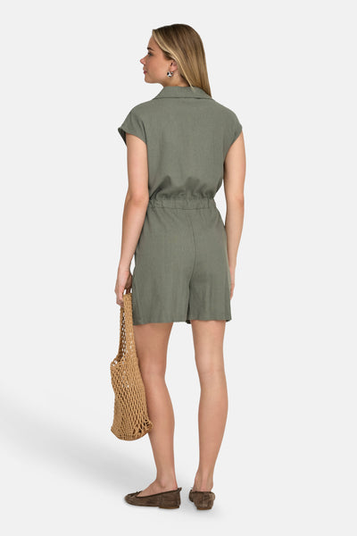 Kaki combishort van ONLY, met ceintuur in de taille en gedragen met een nettas.