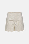 Short beige de ONLY® avec broderie anglaise et ourlet festonné.