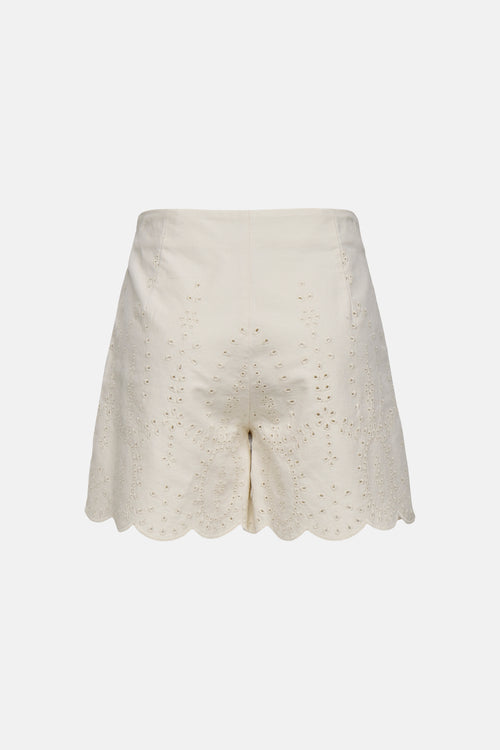 Short beige de ONLY® en broderie anglaise avec motifs floraux perforés et ourlet festonné.