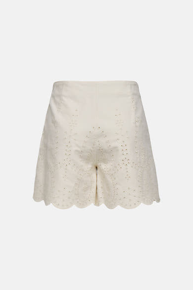 Short beige de ONLY® en broderie anglaise avec motifs floraux perforés et ourlet festonné.