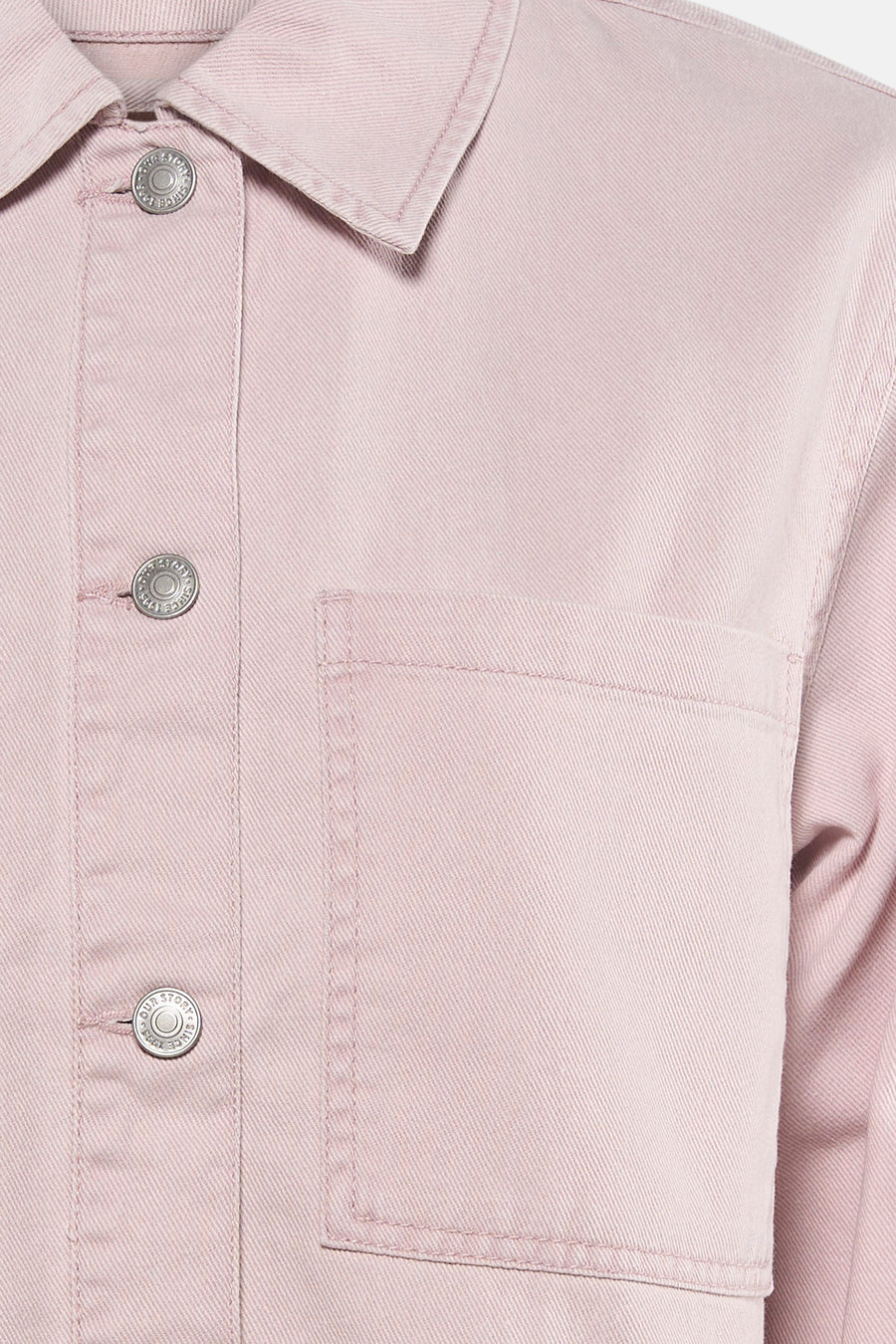 Veste en jean rose de ONLY® avec boutons métalliques, un col et une poche poitrine.