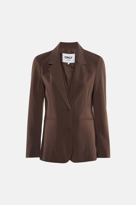 Bruine blazer van ONLY® met knoopsluiting, gedragen met een zwarte pantalon met hoge taille en nude pumps.