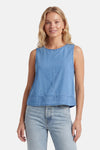 Mouwloos topje van ONLY® in middinblauw denim met ronde hals en zichtbare naden, gedragen met een lichtblauwe jeans.