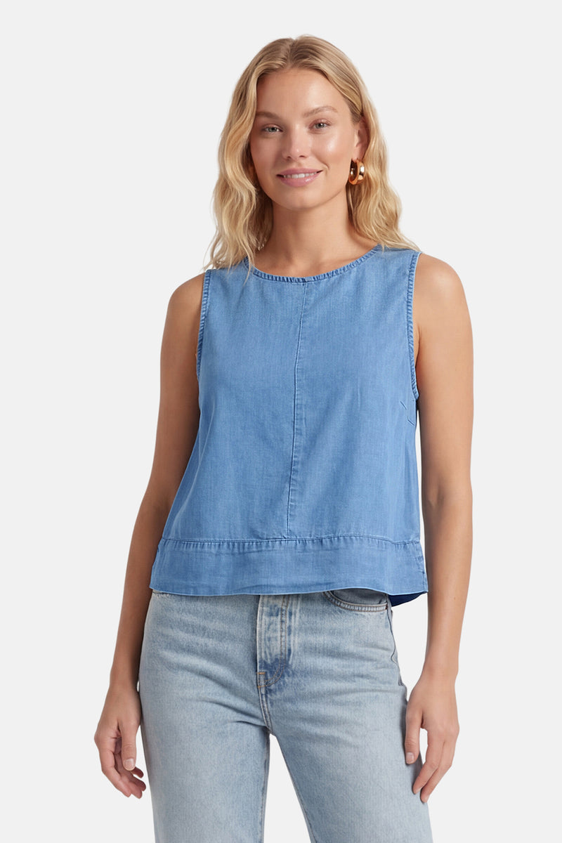 Top en jean bleu moyen de ONLY® sans manches à col rond avec coutures visibles, porté avec un jean clair.