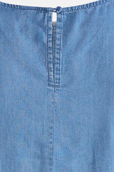 Top in middinblauw denim van ONLY®, rug met druppelvormige opening en knoop, zichtbare naden.