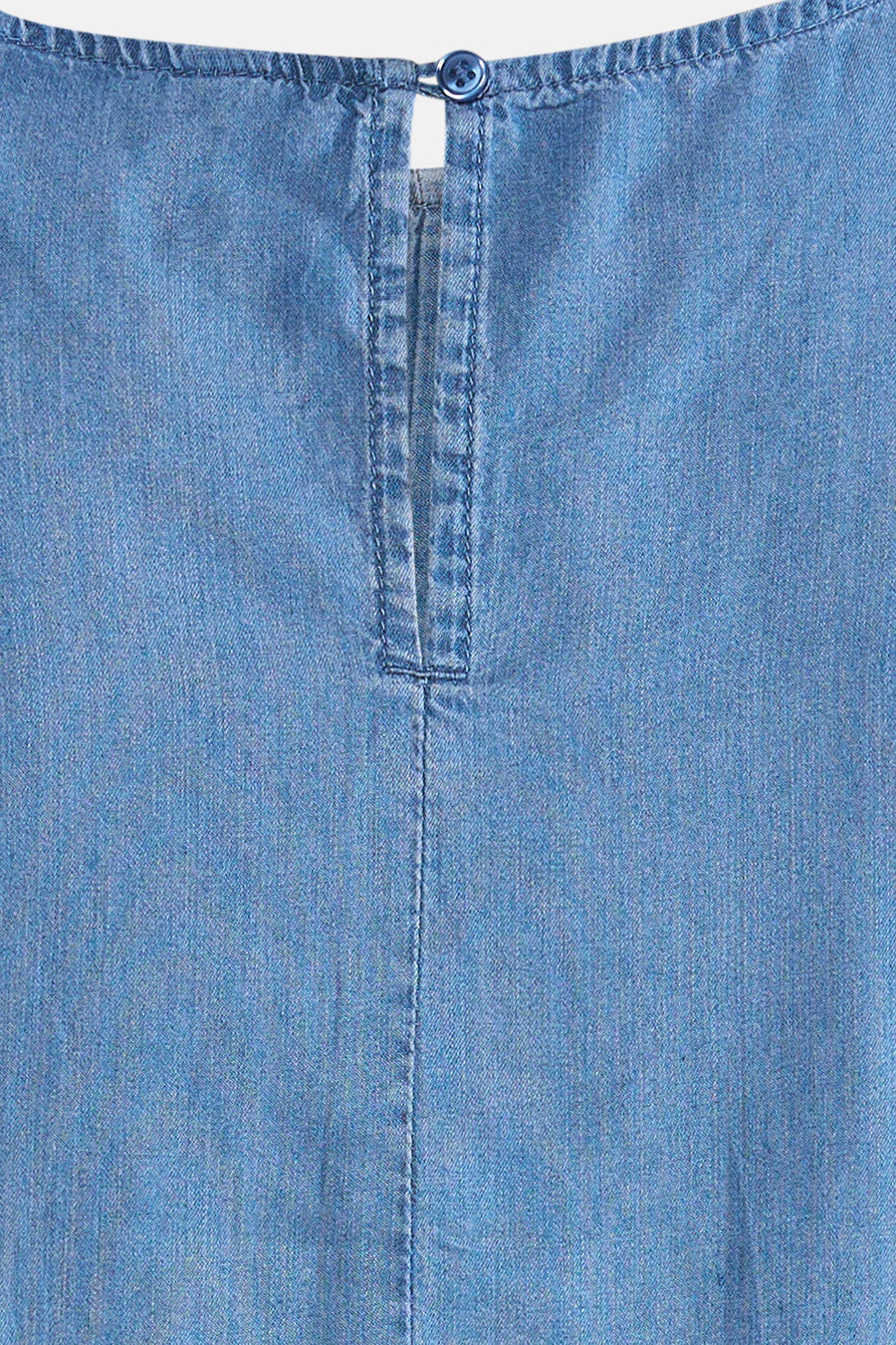 Top in middinblauw denim van ONLY®, rug met druppelvormige opening en knoop, zichtbare naden.