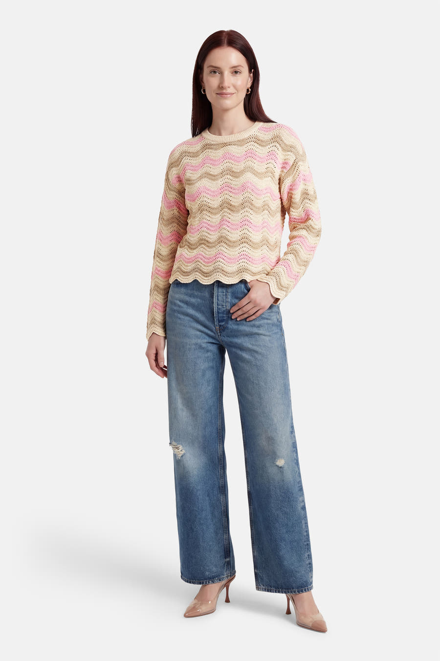 Pull à col rond multicolore de ONLY, à motif ondulé, porté avec un jean bleu ample et des escarpins transparents.
