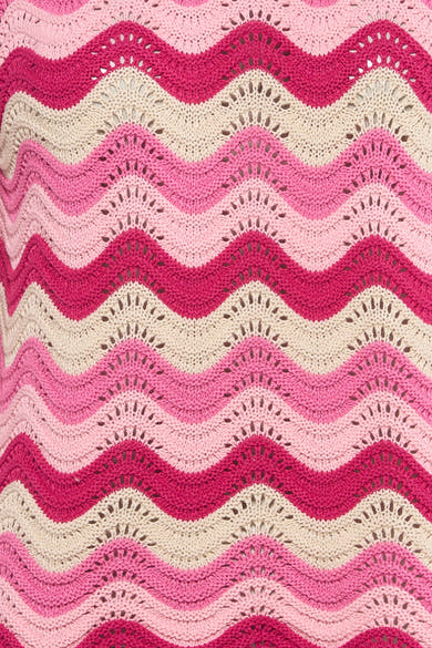 Pull à col rond rose de ONLY®, à rayures ondulées roses et beige, avec texture ajourée.
