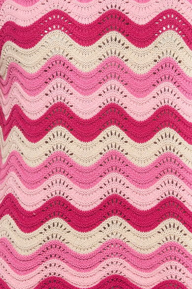 Pull à col rond rose de ONLY®, à rayures ondulées roses et beige, avec texture ajourée.
