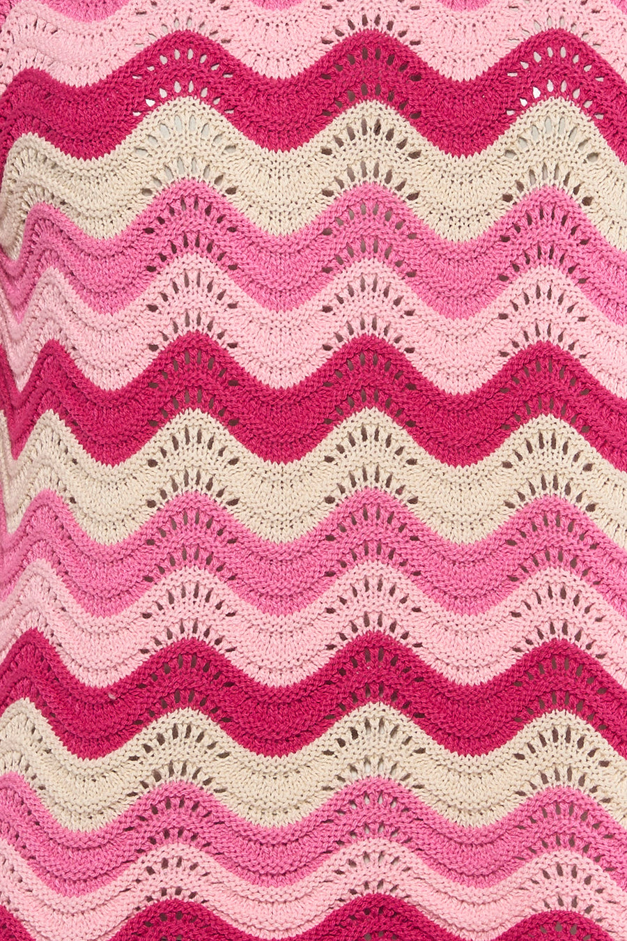 Pull à col rond rose de ONLY®, à rayures ondulées roses et beige, avec texture ajourée.

