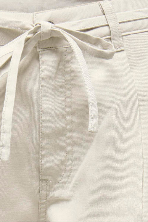 Jeans écru de ONLY® avec ceinture à nouer, passants de ceinture et coutures apparentes.