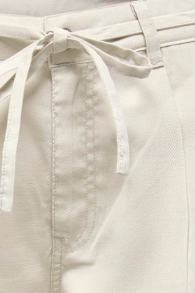 Jeans écru de ONLY® avec ceinture à nouer, passants de ceinture et coutures apparentes.