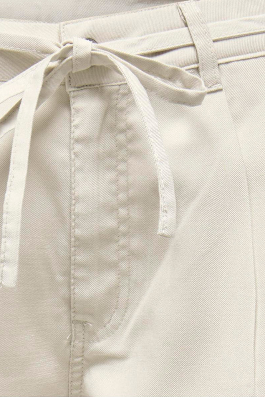 Jeans écru de ONLY® avec ceinture à nouer, passants de ceinture et coutures apparentes.