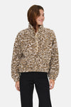 Korte beige nepbontjas van ONLY, met ritssluiting en zwarte broek.