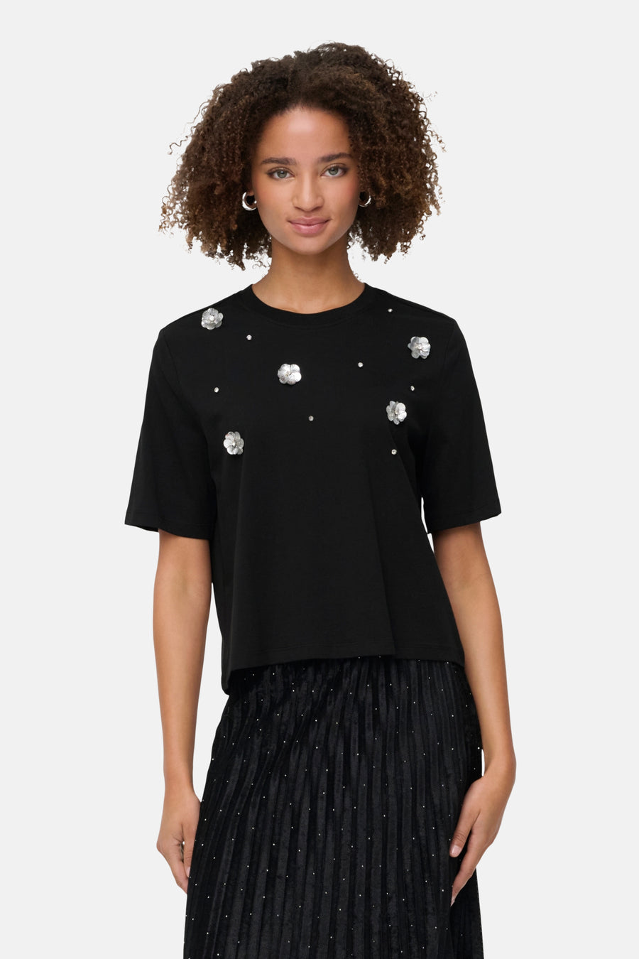 Zwart T-shirt met korte mouwen van ONLY versierd met zilveren bloemendessins en kleine strasssteentjes.