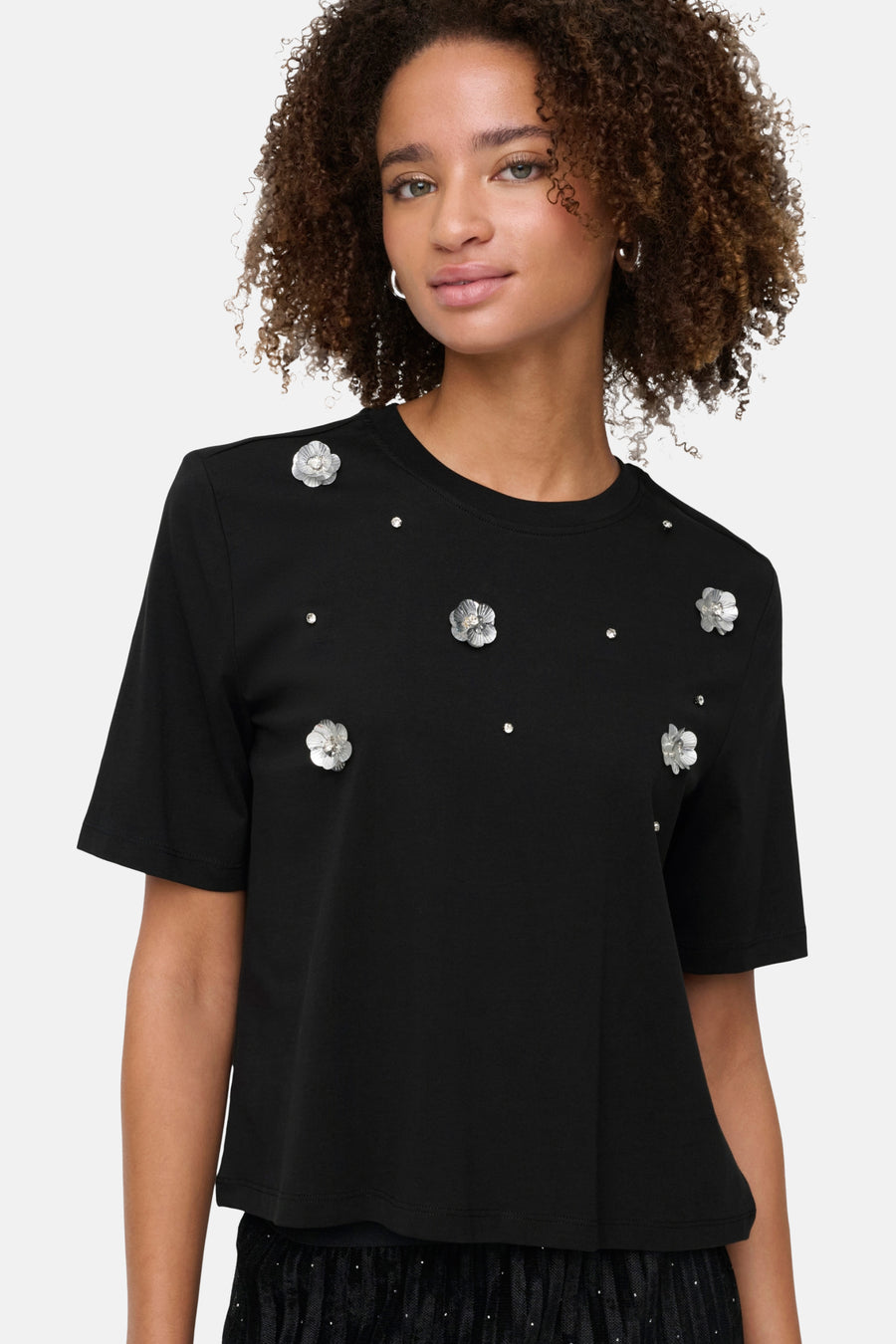 Zwart T-shirt met korte mouwen van ONLY, versierd met zilveren bloemen en glinsterende strasssteentjes.