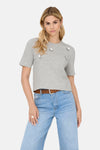 Grijs T-shirt met korte mouwen van ONLY, versierd met decoratieve bloemendetails, gedragen met een high-waisted jeans en enkellaarsjes.