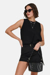 Top sans manches noir de la marque ONLY®, porté par une femme avec des lunettes de soleil et un sac à main clouté.