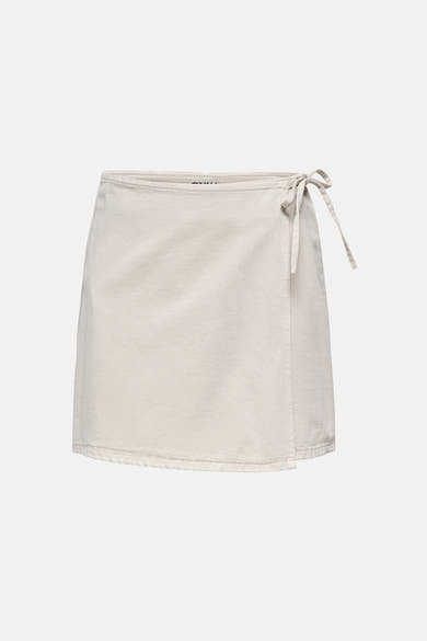 Korte beige rok van ONLY, wikkeleffect en aan de zijkant gestrikt.