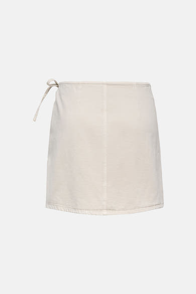 Korte beige rok van ONLY, met een strikceintuur aan de zijkant en een verticale naad aan de achterkant.