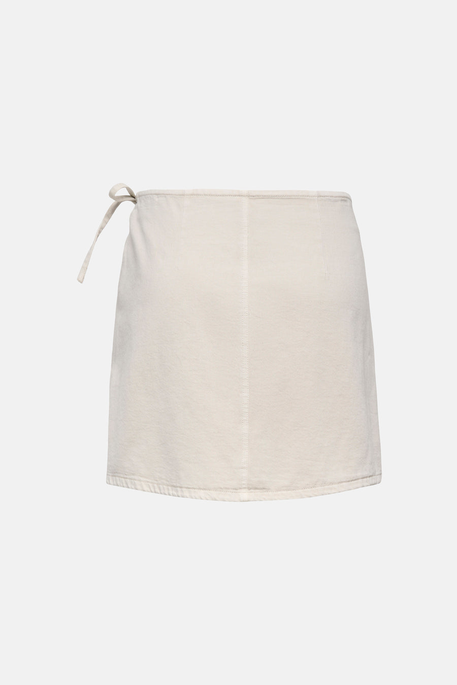 Korte beige rok van ONLY, met een strikceintuur aan de zijkant en een verticale naad aan de achterkant.