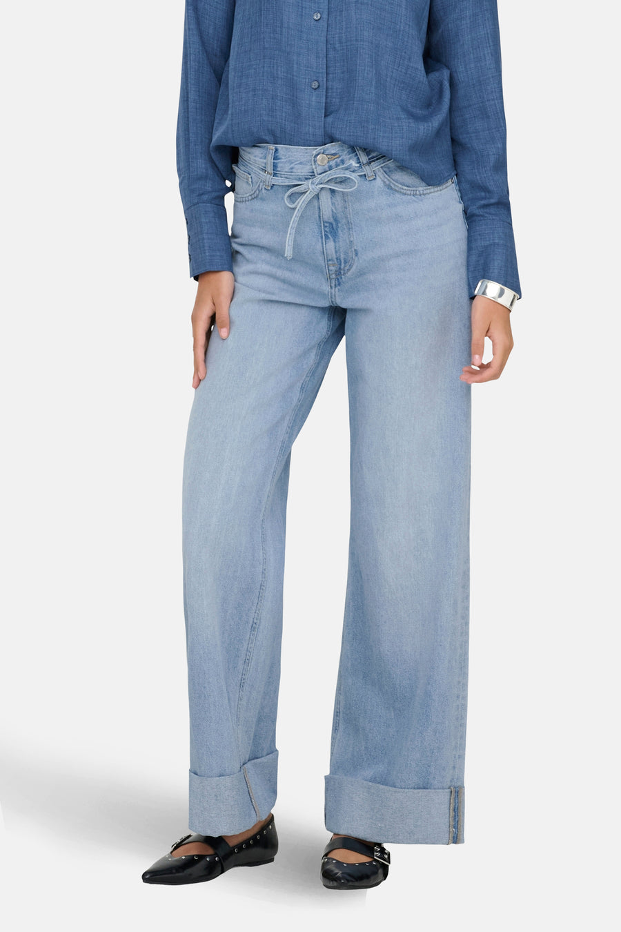 Jeans larges en denim bleu clair de ONLY, avec taille haute à cordon et ourlets retroussés.