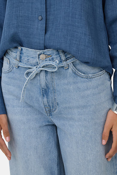 Jeans larges en denim bleu clair de ONLY, avec une ceinture à nouer.