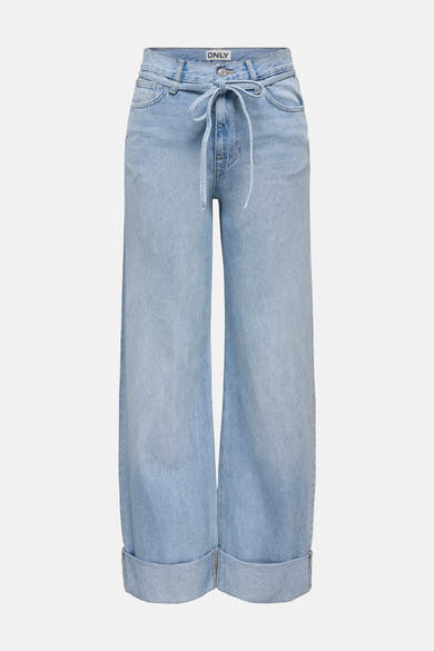 Jean large en denim bleu clair de ONLY, avec une ceinture à nouer et des ourlets retroussés.
