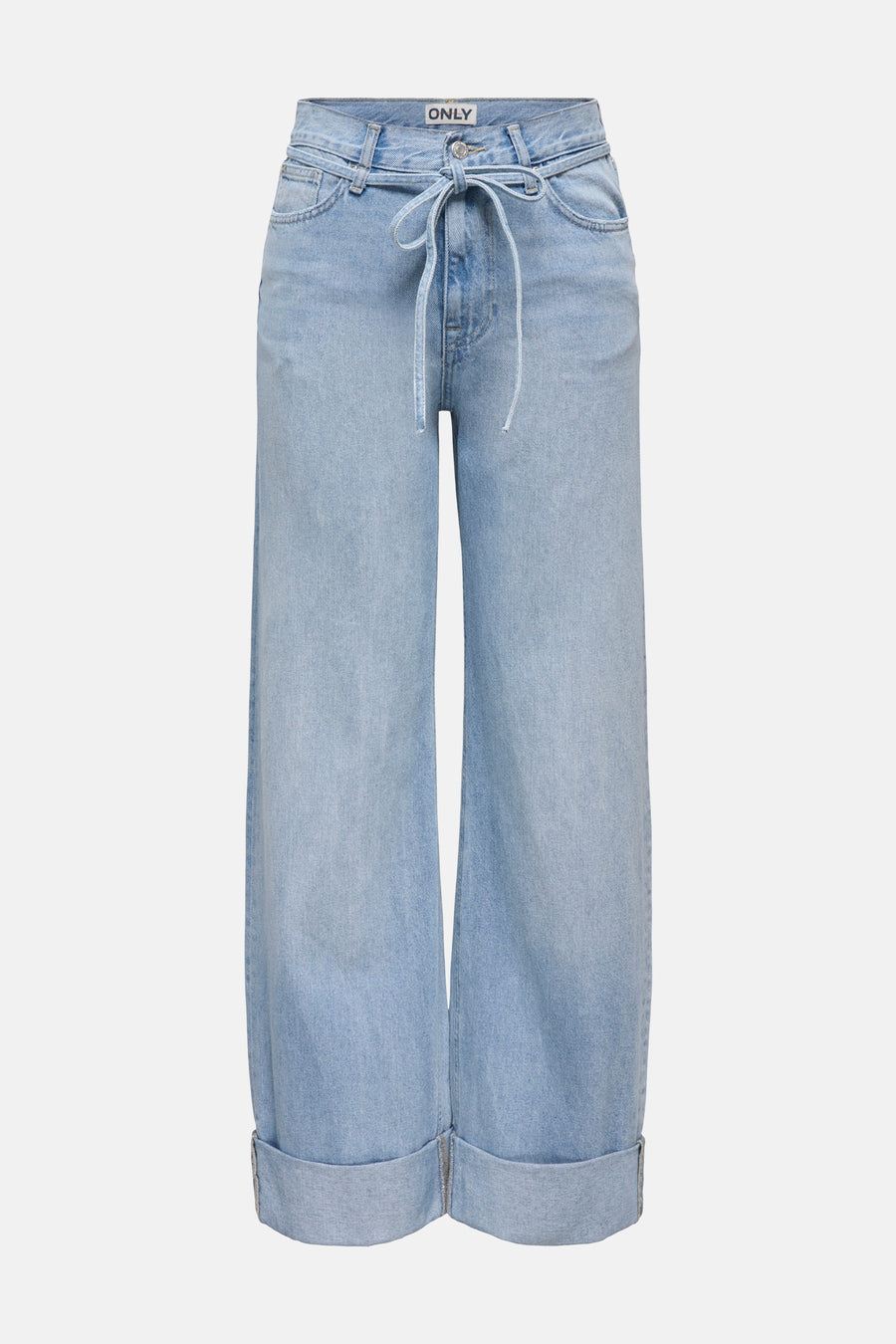 Jean large en denim bleu clair de ONLY, avec une ceinture à nouer et des ourlets retroussés.
